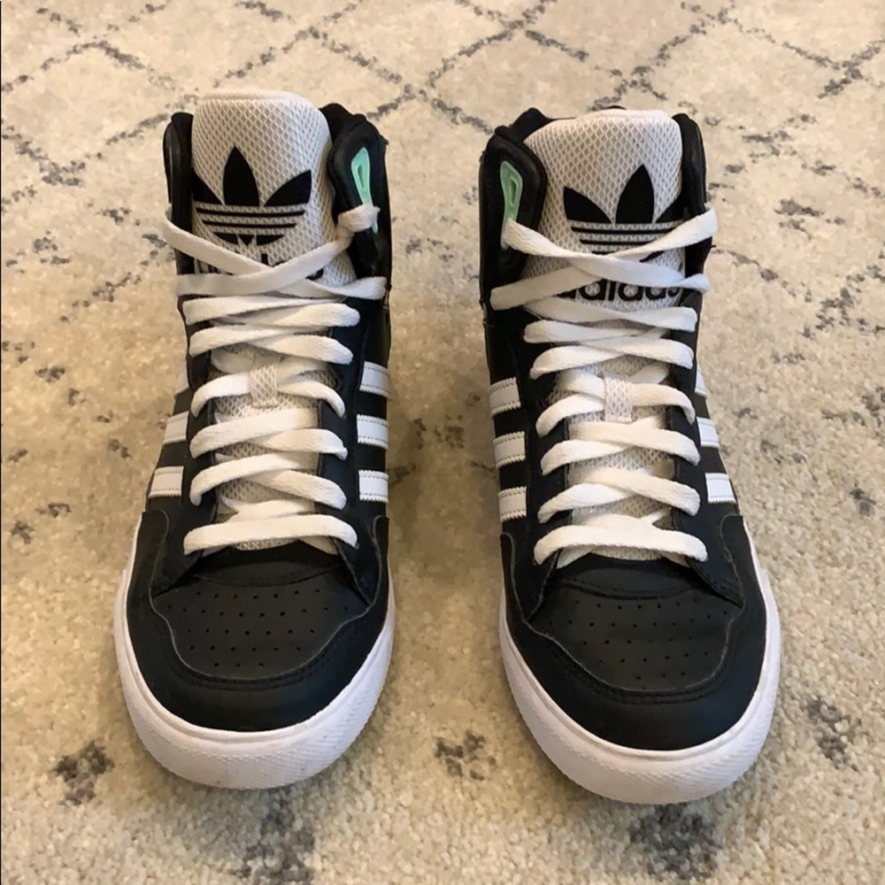 Woman’s black/white adidas limited edition size 8